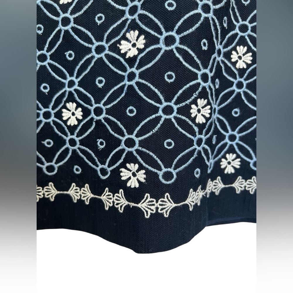 SOLD💙 EUC ANN TAYLOR LOFT Embroidered Navy Blue Skirt | Size 4 - Picture 5 of 10